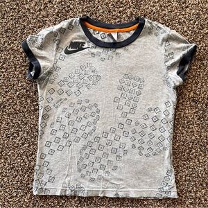 Nike Kids T-Shirt Size Medium Gray Cube Print Swoosh Logo Cut Hem Tag